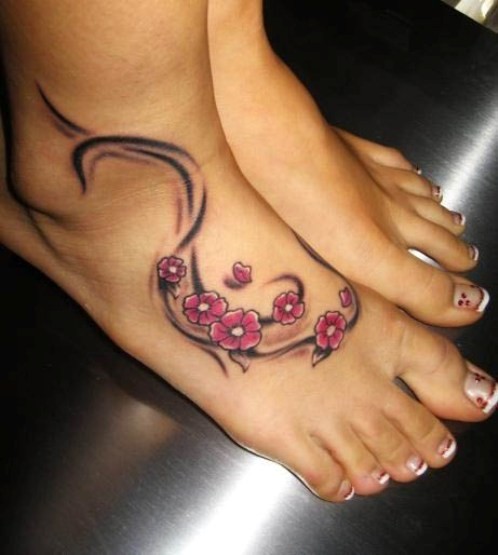 Tatuaje en el pie, flores rosadas diminutas