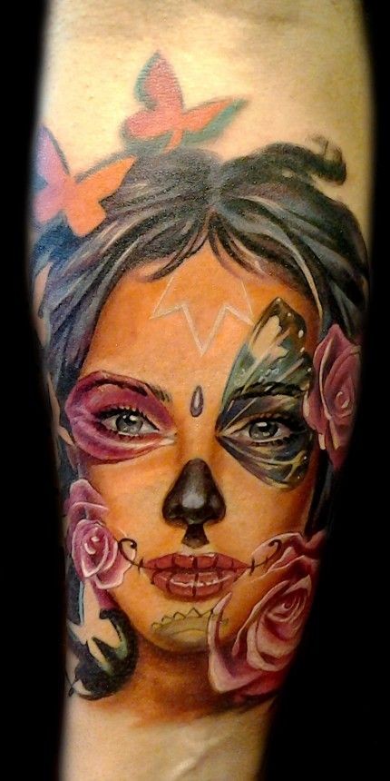 signora dei morti con farfalle e fiori tatuaggio