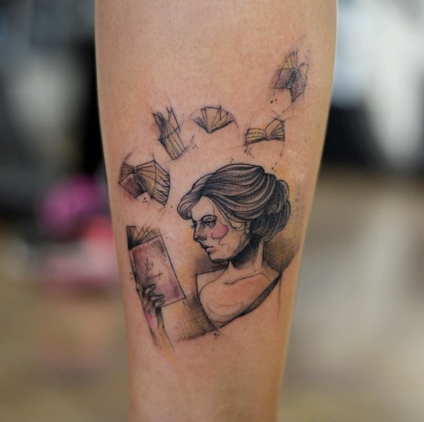 Tatuaje  de mujer que lee un libro y libros voladores