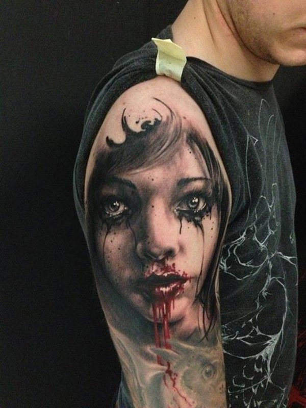 Tatuaje en el brazo, chica que llora con la boca en sangre
