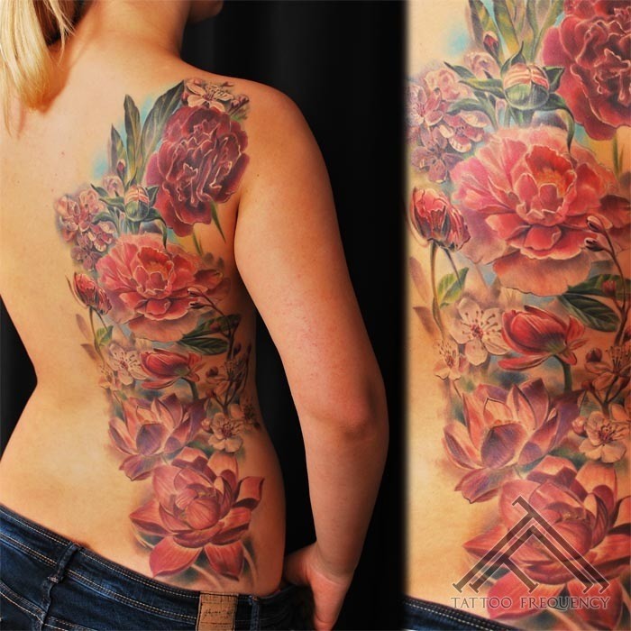 Großes schön aussehendes farbiges Rücken Blumen Tattoo am halben Rücken