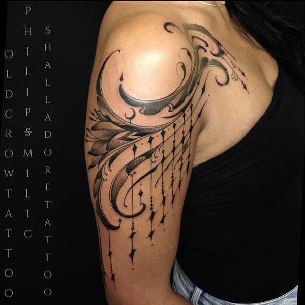 large beautiful looking shoulder tattoo of ornaments