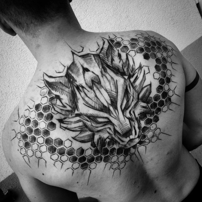 Grande bonito pintado por Inez Janiak tatuagem de costas superior da cabeça de dragão