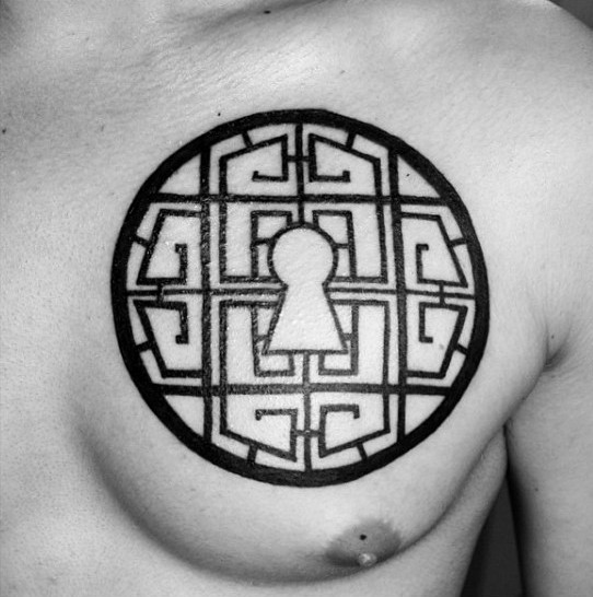Tatuagem de peito grande estilo blackwork de fechadura em forma de círculo