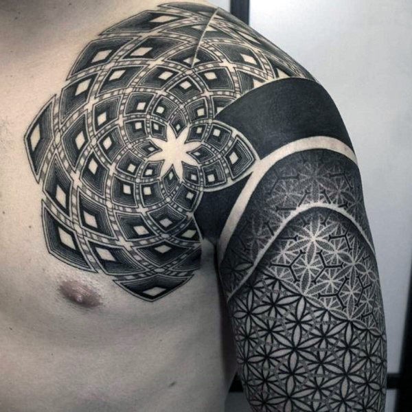 Gran estilo de trabajo negro impresionante aspecto superior del brazo y el hombro del tatuaje