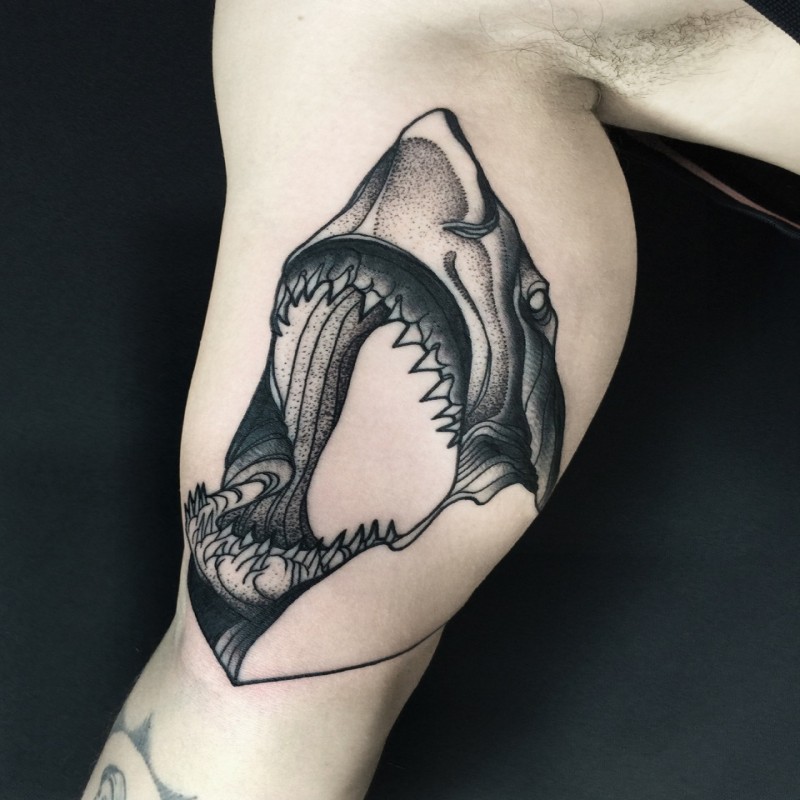 Grande stile blackwork dipinto da Michele Zingales, tatuaggio bicipite della testa di squalo