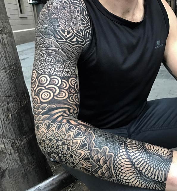 Tatuagem de manga toda grande estilo blackwork de ornamentos florais criativos