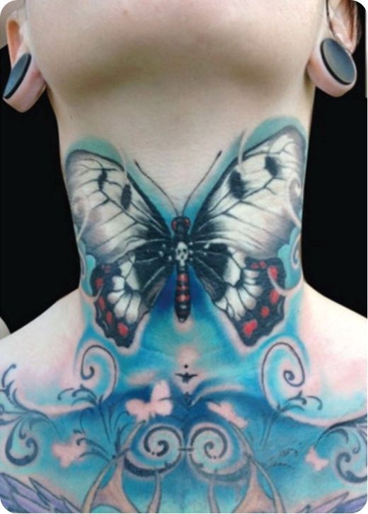 Tatuaggio carino sulla gola la farfalla sul fondo azzurro