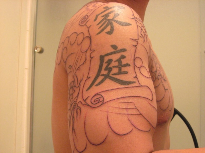 Tatuaje en el brazo, cita china en rollo