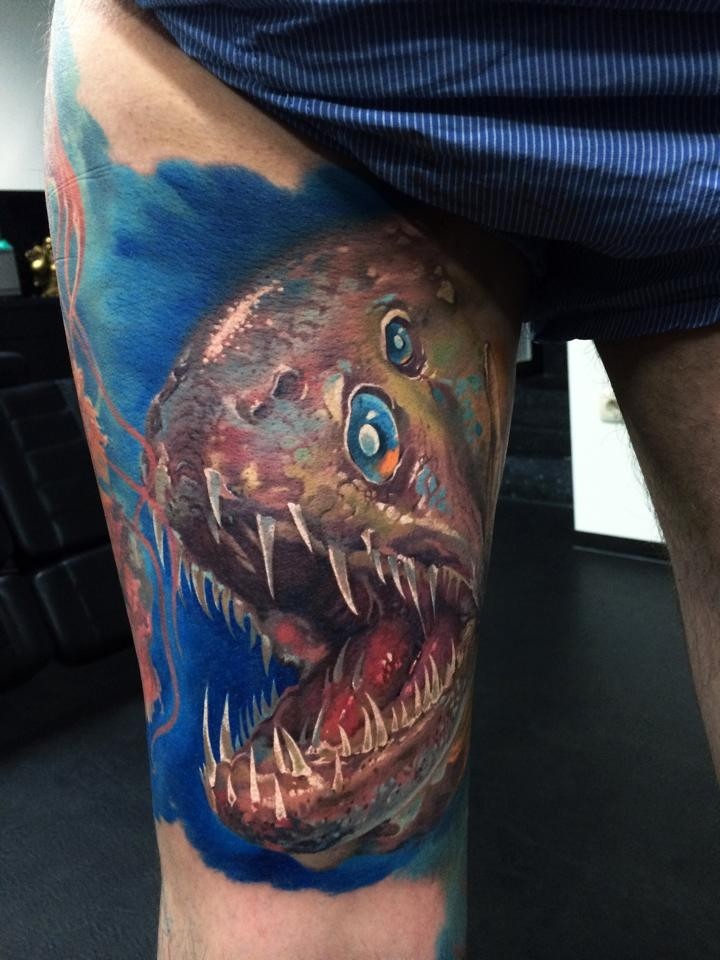 Großes farbiges Oberschenkel Tattoo mit bösem Wildfisch