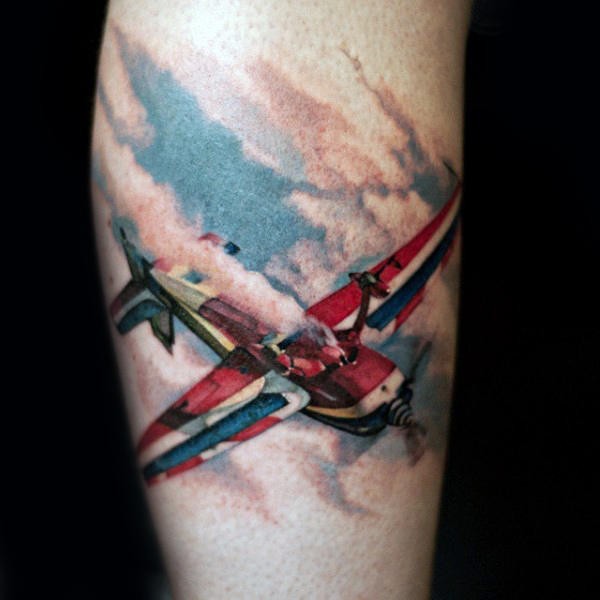 Tatuaggio grande e colorato per le gambe di una bellissima pianura volante