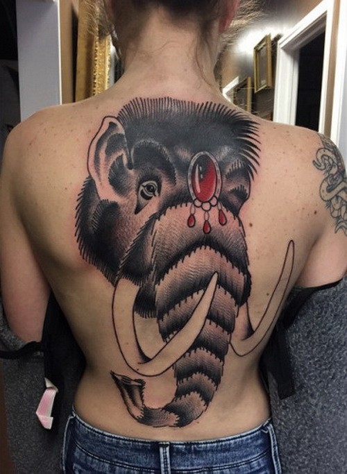 Rücken Tattoo von  riesigem grauem Mammutkopf mit rotem Schmuck