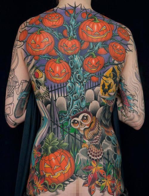 Tatuaje multicolor en la espalda,
tema precioso de Halloween  con calabazas y lechuza