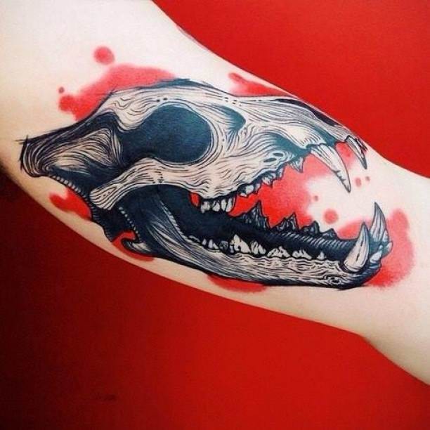 Tatuagem grande estilo linework de crânio animal com manchas vermelhas