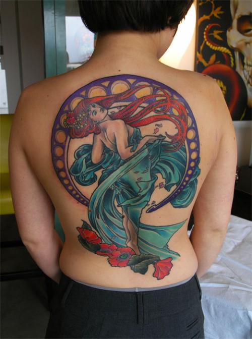 Großes mehrfarbiges Tattoo am ganzen Rücken mit der schönen Frauen und Blumen