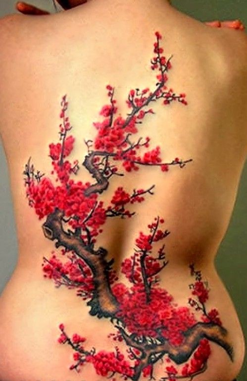 Tatuaggio grande sulla schiena l&quotalbero fiorito
