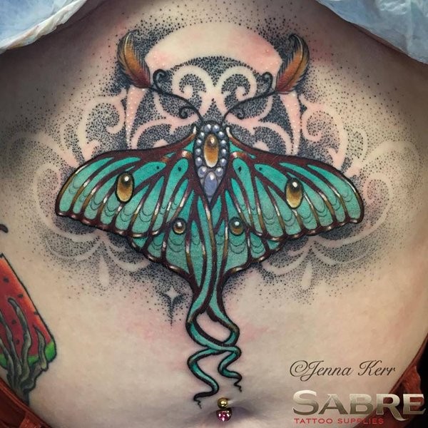Grande pintado por Jenna Kerr tatuaje en la parte superior de la espalda de mariposa fantástica