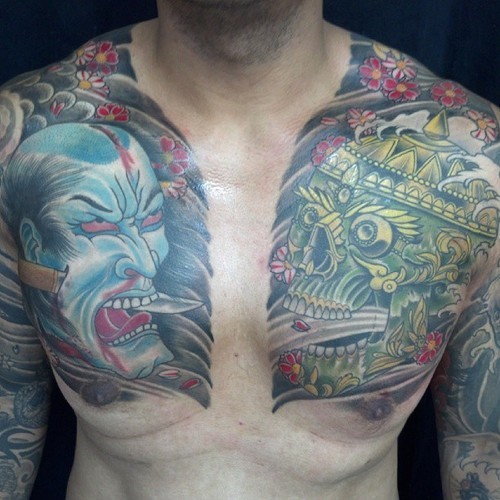 largo samurai e teschio tatuaggio sul petto per uomo