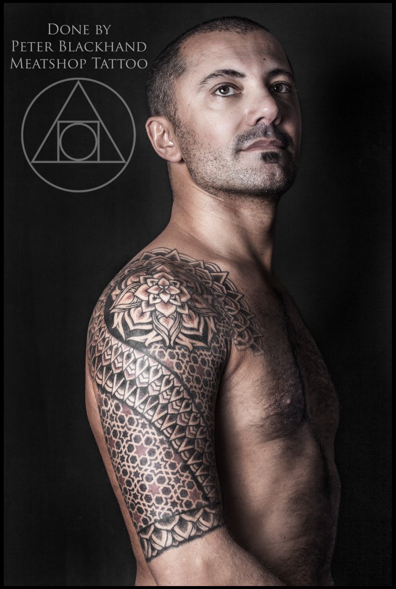Groß tinteschwarzer Schulter Tattoo des Polynesischen Verzierungen