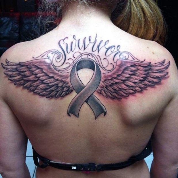 Große Flügel und Inschrift Tattoo am Rücken
