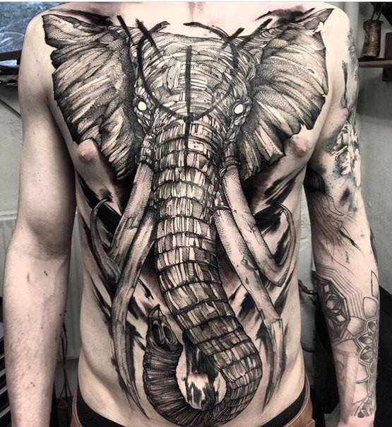 Großes wie holzernes farbiges Tattoo an ganzer Brust und Bauch mit großem mystischem Elefanten