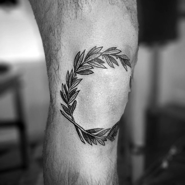 Lorbeerkranz Kreis detailliertes Tattoo am Knie