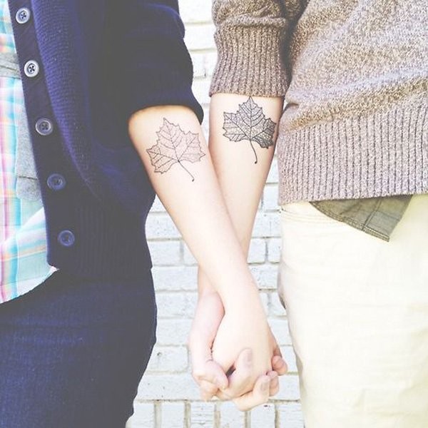 belie  foglia amicizia tatuaggio su braccio