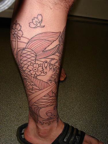 Tatuaggio non colorato sulla gamba in stile floristico
