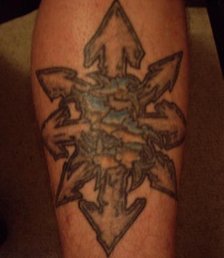 Le gorbie che formano la stella tatuate sulla gamba