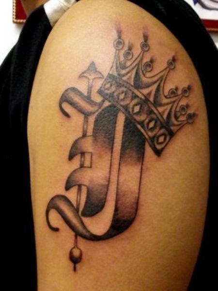 lettera  e corona tatuaggio sulla spalla per uomo