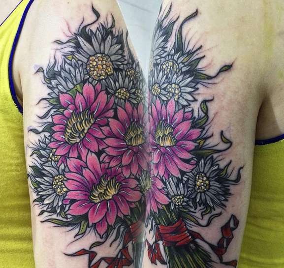 Lifelike amazing looking shoulder tattoo of beautiful flowers