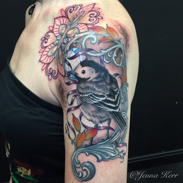 Realista hermoso tatuaje de brazo superior de pequeño pájaro con flores de Jenna Kerr