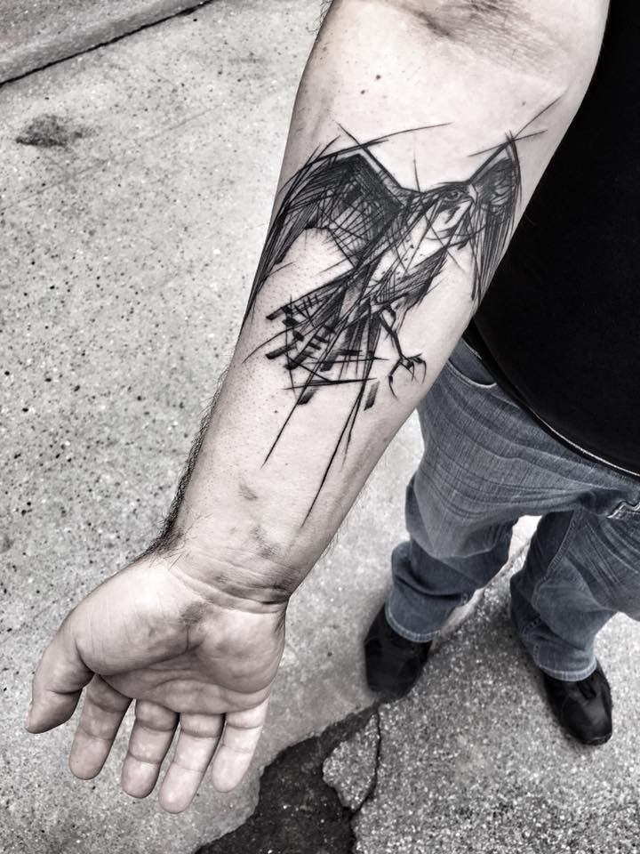 Tatuagem de antebraço de tamanho médio de tinta preta realista de águia voadora