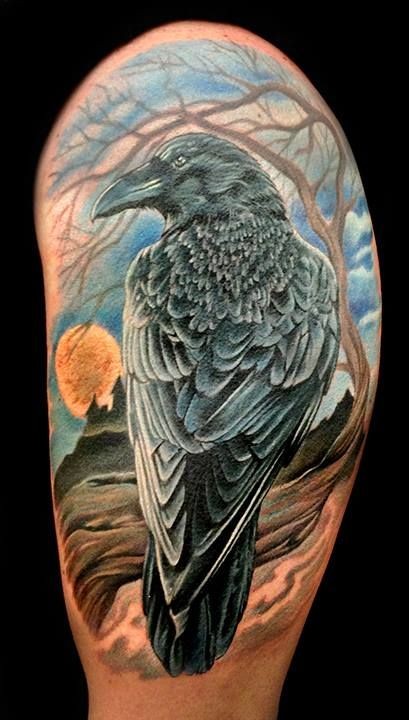 Tatuaje en el hombro,
cuervo super realista detallado