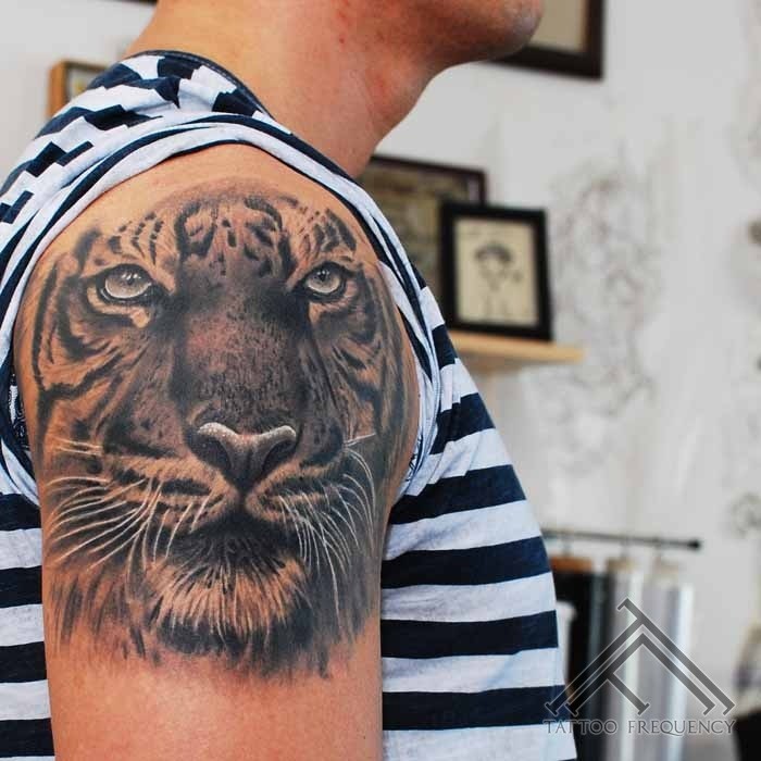 Lifelike colored shoulder tattoo of big tiger head