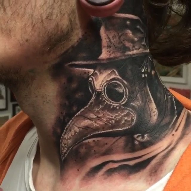 Tatuagem de garganta detalhada realista de médico de peste