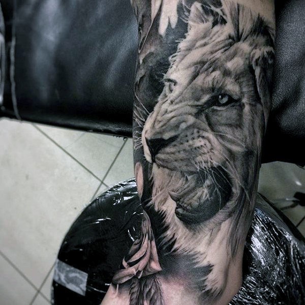 Tatuaje muy bonito del brazo de león rugiente