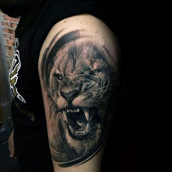 Tatuaje muy realista de hombro con aspecto de león rugiente