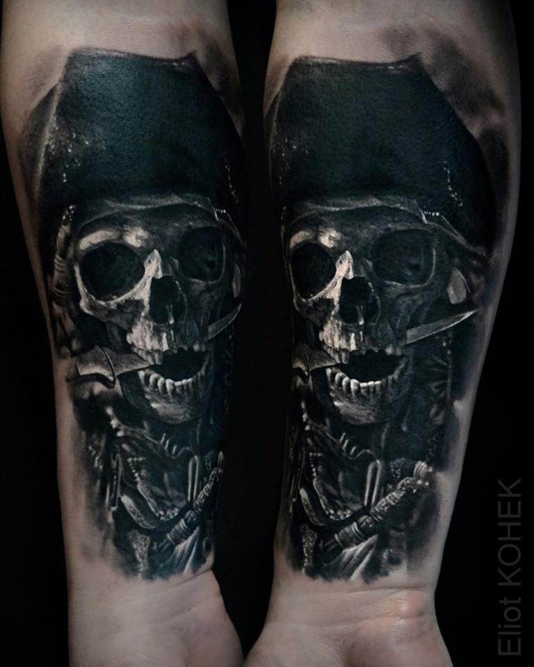 Lebensecht sehr detailliert gemalt von Eliot Kohek Unterarm Tattoo von Piraten Skelett mit Dolch