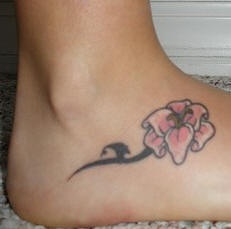 El tatuaje de un Lirio pequeño de color rosa con el tallo de color negro