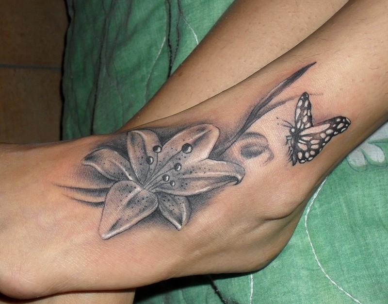 Sexy Design Tattoo von Lilie und Schmetterling auf dem Fuss