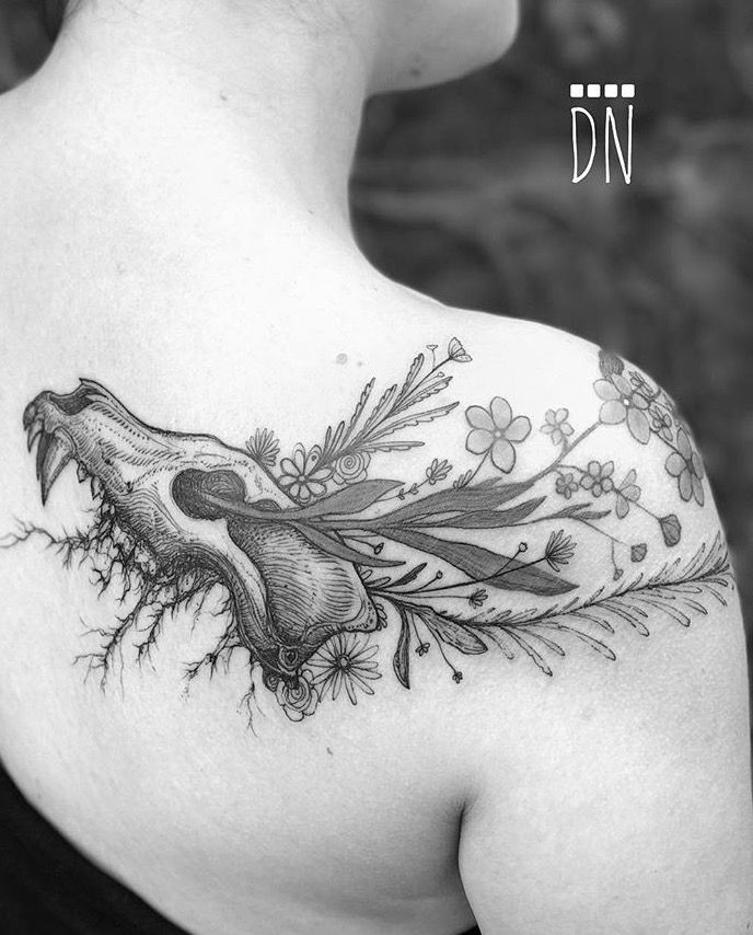 Estilo Linework grande tinta preta escapular tatuagem de crânio animal com flores por Dino Nemec