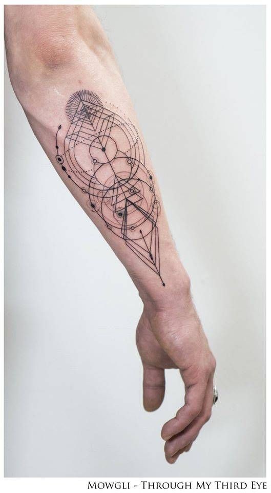 Tatuaggio con avambraccio in inchiostro nero stile Linework  creative