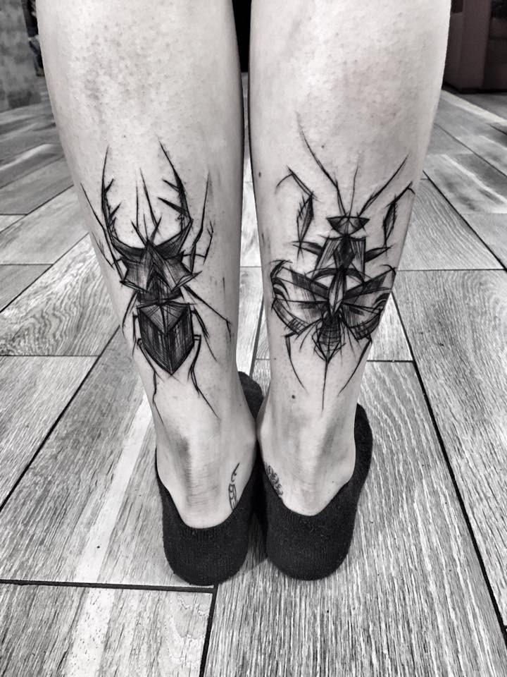 Tatuagem de perna de tinta preta estilo Linework de vários bugs