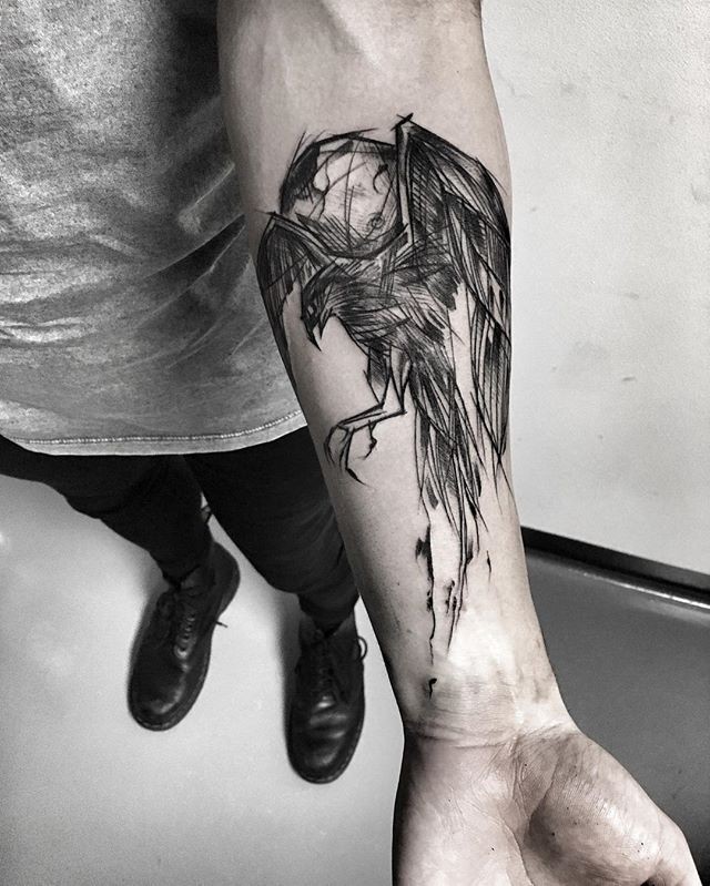 Tinta preta estilo Linework pintada por Inez Janiak tatuagem de corvo no antebraço