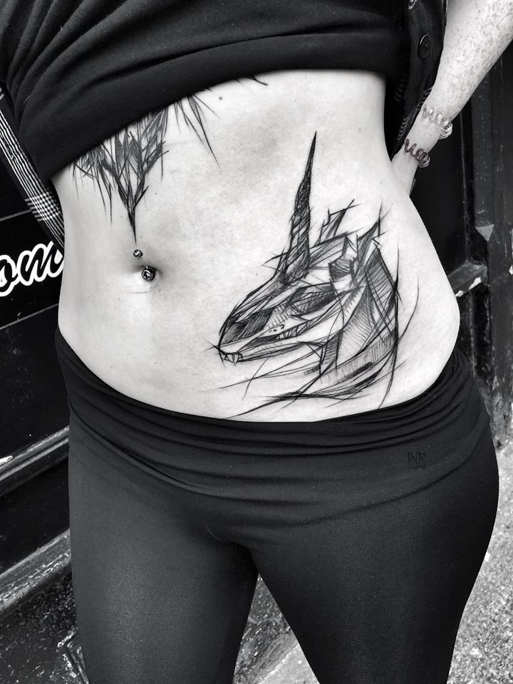 Tinta preta estilo Linework pintada por Inez Janiak tatuagem de caveira de unicórnio