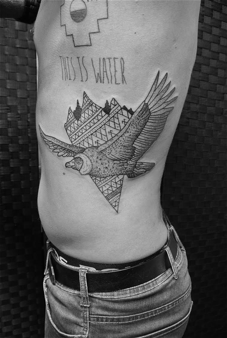 Tinta estilo tatuaje de tinta negra lateral de ave voladora