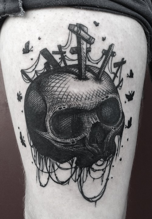 Estilo de línea tatuaje de muslo tinta negro de calavera espeluznante con cruces pintadas por Dino Nemec