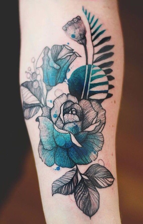 Linework estilo colorido bela tatuagem por Joanna Swirska no braço