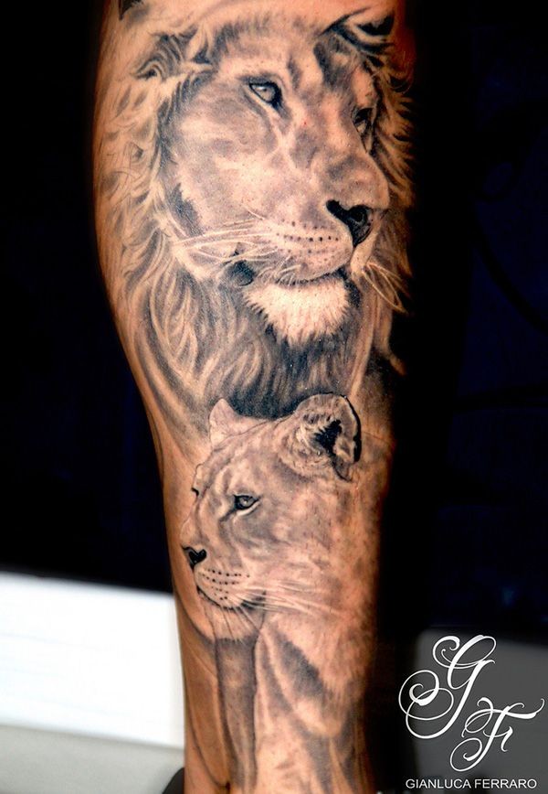 Tatuaje de león y leona en la pierna